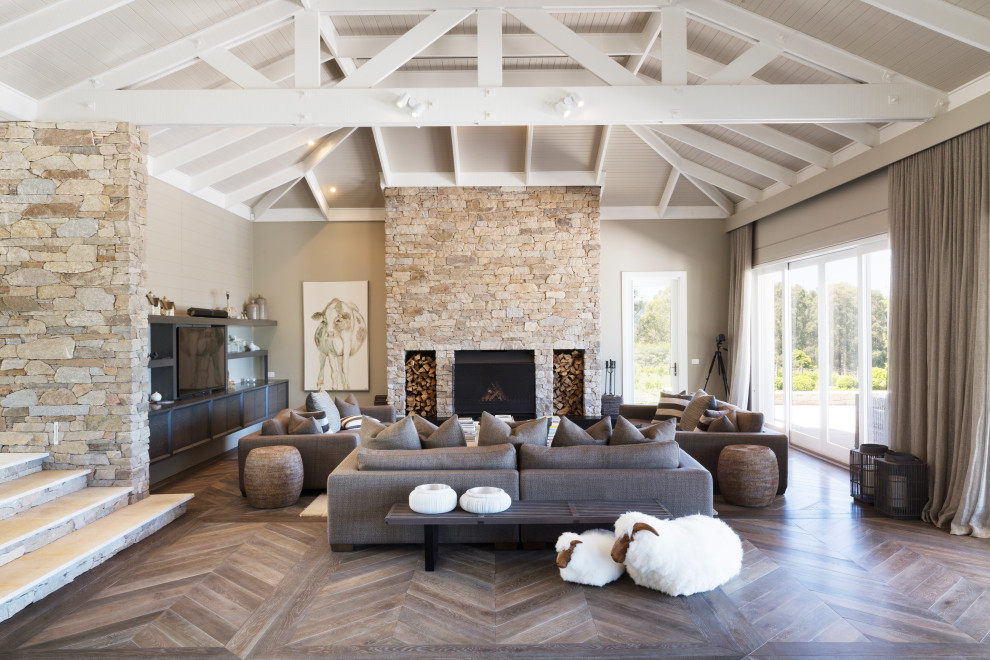 Cette photo montre un grand salon nature ouvert avec un manteau de cheminée en pierre de parement.