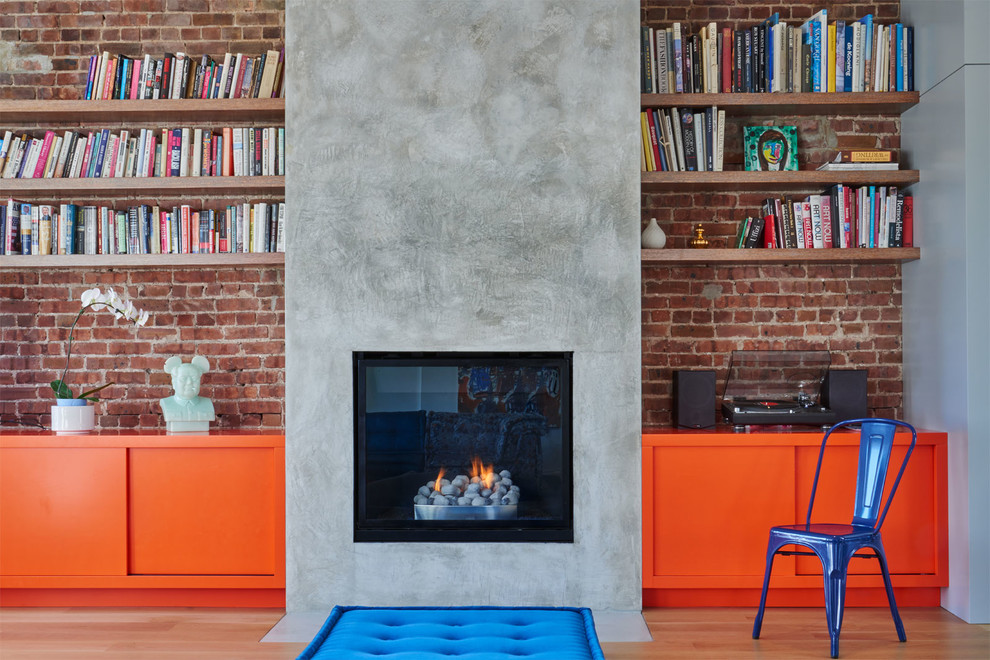 Aménagement d'un salon contemporain avec parquet clair, une cheminée standard, un manteau de cheminée en béton et un sol marron.