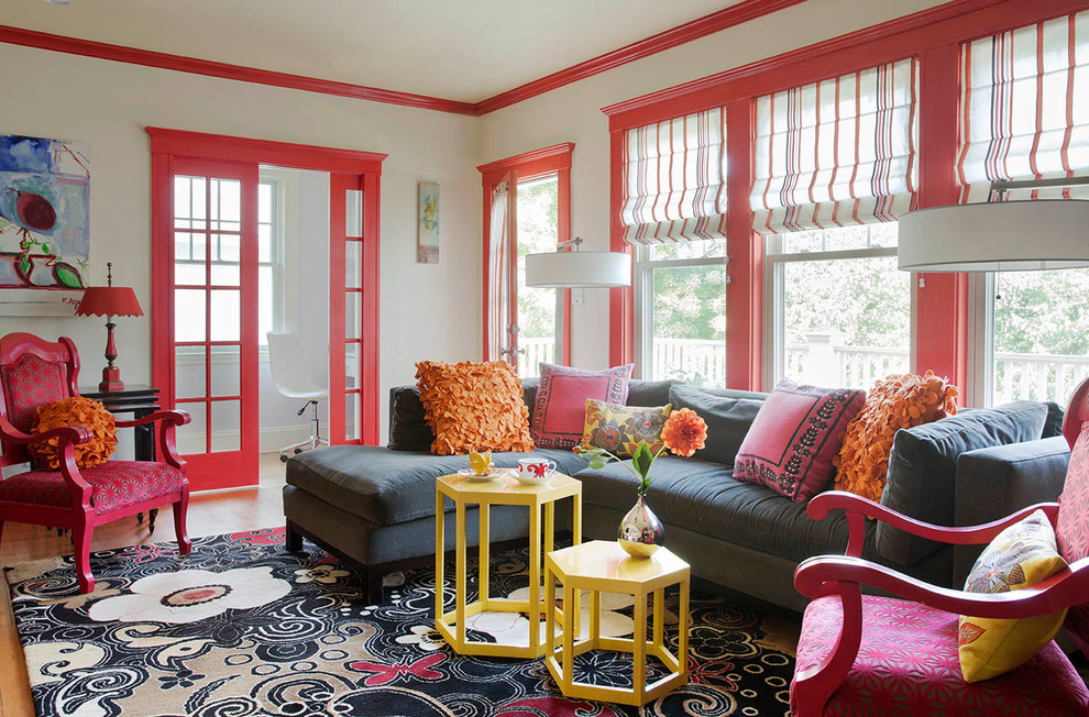 Свежая идея для дизайна: маленькая парадная, открытая гостиная комната в стиле неоклассика (современная классика) с красными стенами и паркетным полом среднего тона для на участке и в саду - отличное фото интерьера