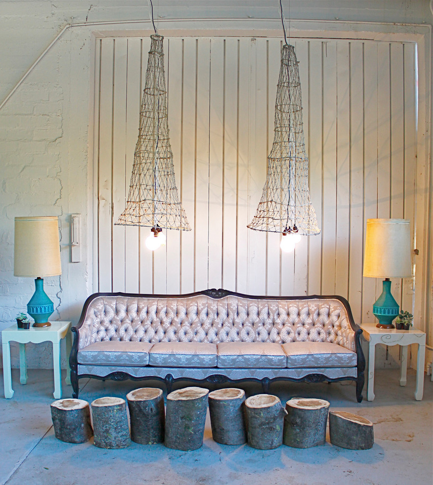 Источник вдохновения для домашнего уюта: гостиная комната в стиле шебби-шик с бетонным полом