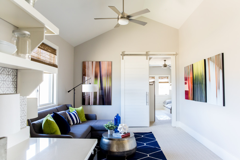 На фото: гостиная комната среднего размера в стиле кантри с ковровым покрытием