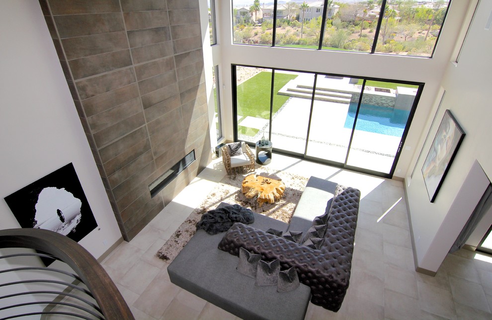 Источник вдохновения для домашнего уюта: огромная открытая гостиная комната в стиле модернизм с белыми стенами, бетонным полом, горизонтальным камином и фасадом камина из плитки без телевизора