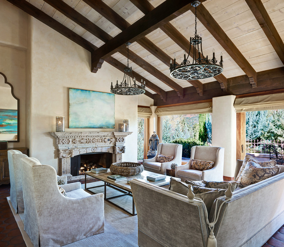 Immagine di un soggiorno mediterraneo aperto con sala formale, pareti beige e camino classico