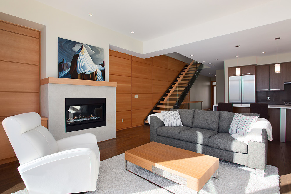 На фото: парадная, открытая гостиная комната в современном стиле с коричневыми стенами, паркетным полом среднего тона и горизонтальным камином без телевизора с