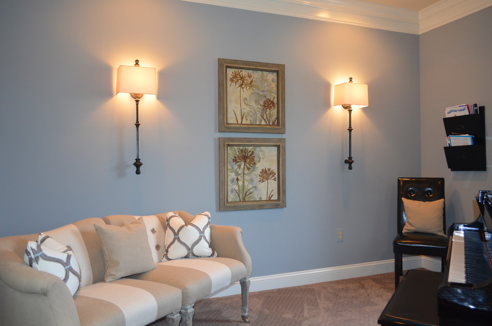 Пример оригинального дизайна: маленькая изолированная гостиная комната в стиле неоклассика (современная классика) с синими стенами, ковровым покрытием, музыкальной комнатой и коричневым полом без камина, телевизора для на участке и в саду