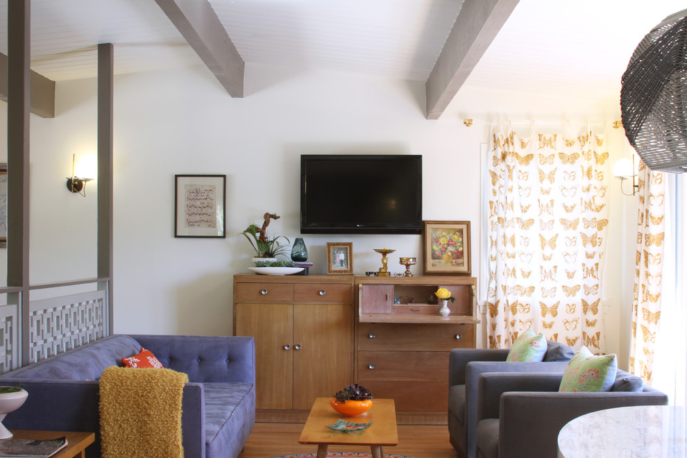 Свежая идея для дизайна: изолированная гостиная комната в современном стиле с белыми стенами и телевизором на стене - отличное фото интерьера