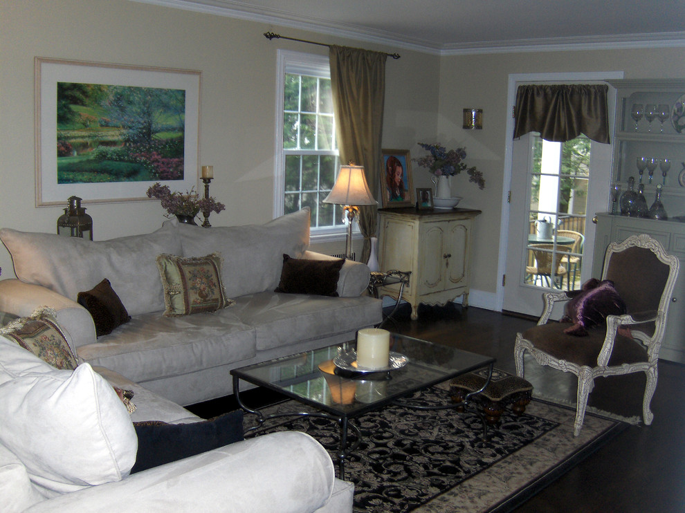 Foto de salón para visitas tradicional sin chimenea y televisor con paredes beige y suelo de madera oscura