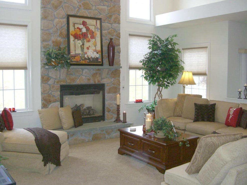 На фото: открытая гостиная комната среднего размера в стиле модернизм с желтыми стенами и темным паркетным полом без камина, телевизора с