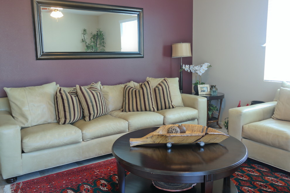 Стильный дизайн: открытая гостиная комната среднего размера в стиле фьюжн с красными стенами - последний тренд