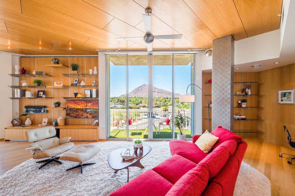 Retro Wohnzimmer mit brauner Wandfarbe, braunem Holzboden und braunem Boden in Phoenix