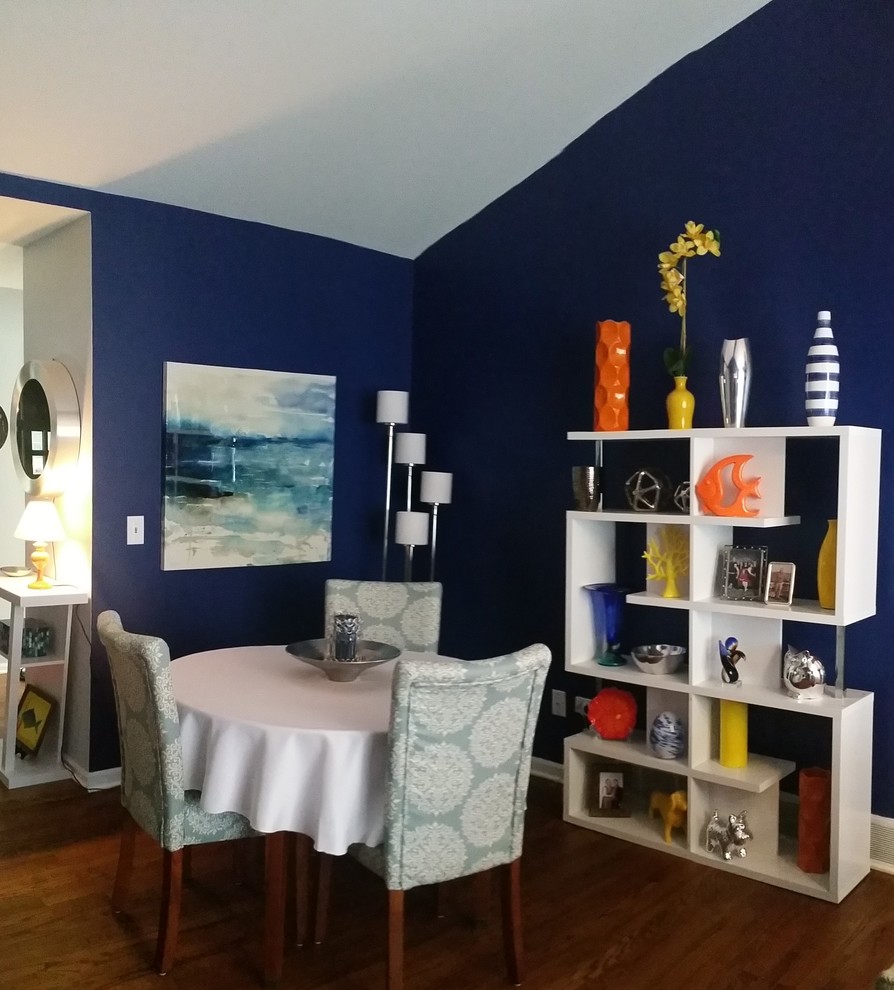 Bild på ett mellanstort eklektiskt allrum med öppen planlösning, med blå väggar, mellanmörkt trägolv, en fristående TV och brunt golv