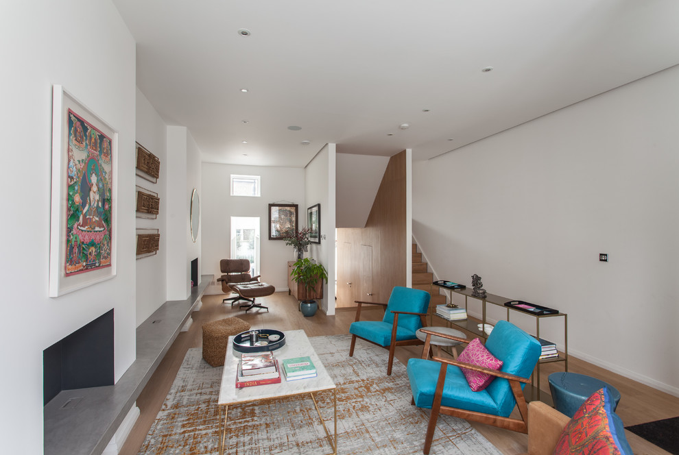 Mittelgroßes, Abgetrenntes Retro Wohnzimmer mit weißer Wandfarbe, hellem Holzboden und beigem Boden in London
