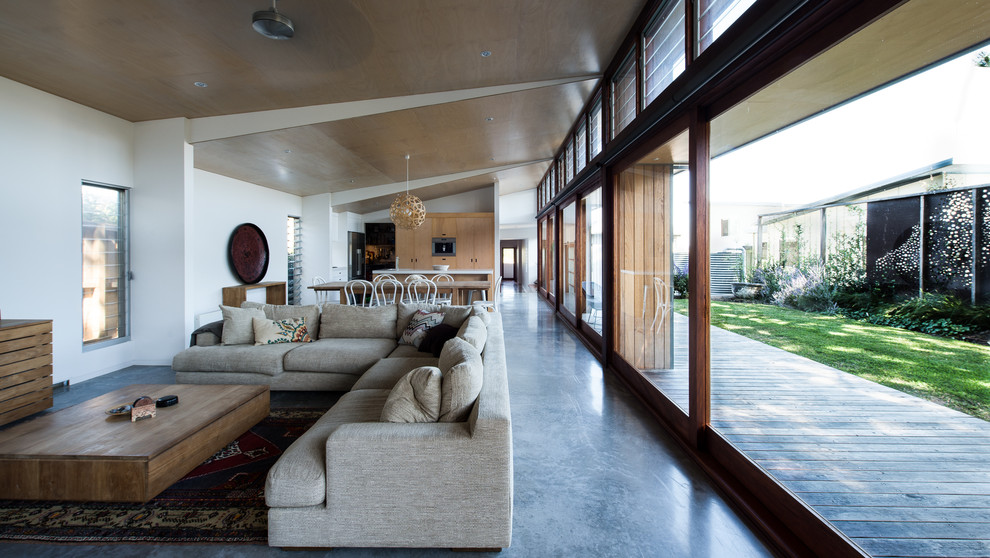 Esempio di un grande soggiorno minimal aperto con pavimento in cemento e pavimento blu