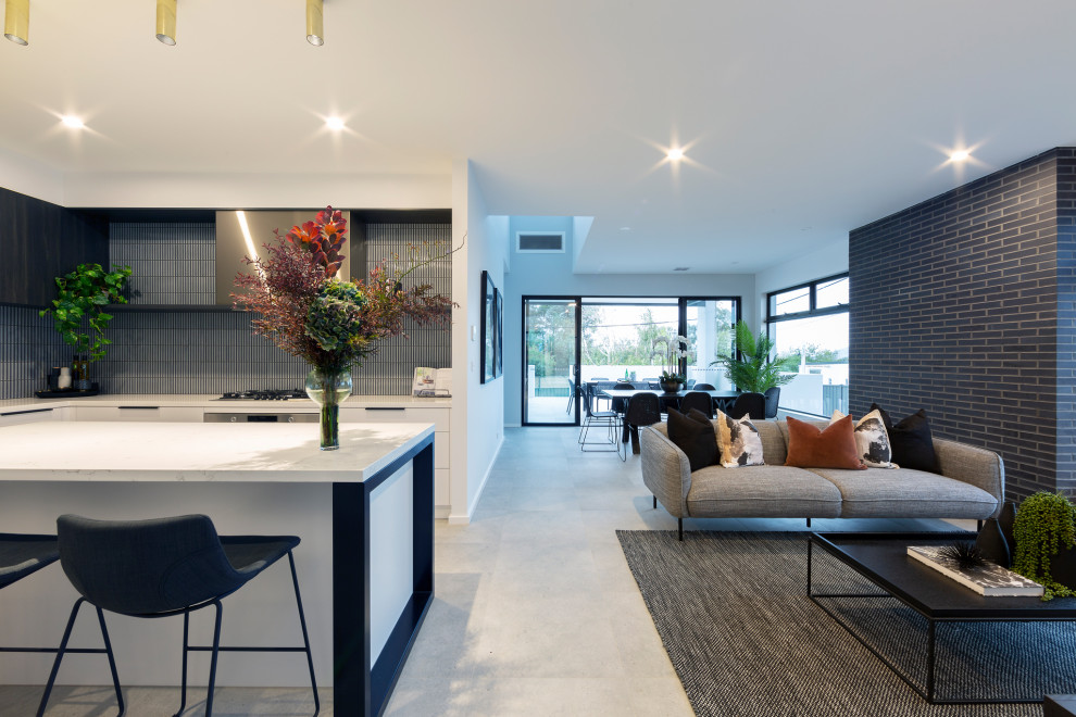 Foto di un soggiorno minimalista di medie dimensioni e aperto con pareti grigie, pavimento in gres porcellanato, TV a parete e pavimento grigio