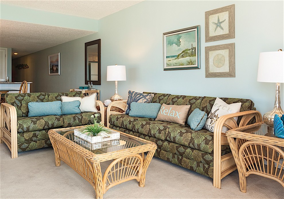 Foto de salón abierto costero pequeño con paredes azules, moqueta y televisor independiente