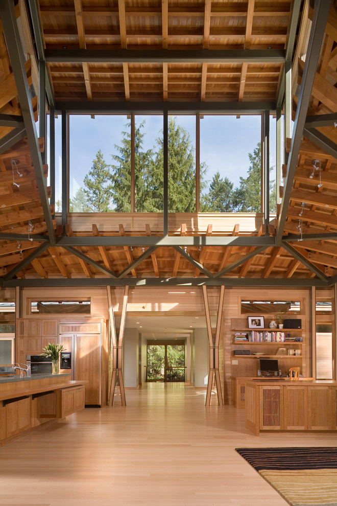 Offenes, Großes Modernes Wohnzimmer mit hellem Holzboden in Seattle