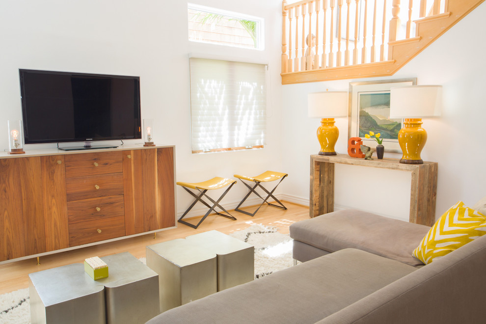 Imagen de salón costero con paredes blancas y televisor independiente