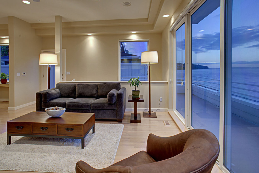 Immagine di un soggiorno stile marino con pareti beige
