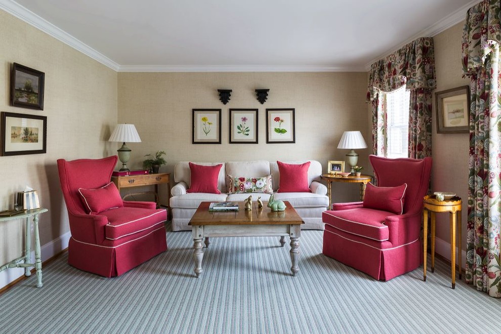 Пример оригинального дизайна: парадная гостиная комната в классическом стиле с бежевыми стенами, серым полом и красивыми шторами