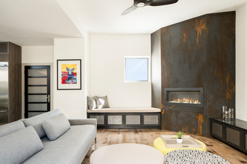 Стильный дизайн: открытая гостиная комната среднего размера в современном стиле с белыми стенами, угловым камином и светлым паркетным полом - последний тренд