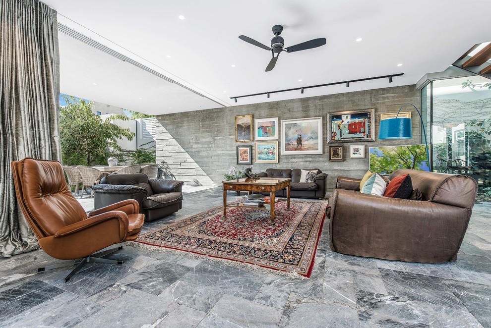 Repräsentatives, Offenes Asiatisches Wohnzimmer mit grauer Wandfarbe und grauem Boden in Perth