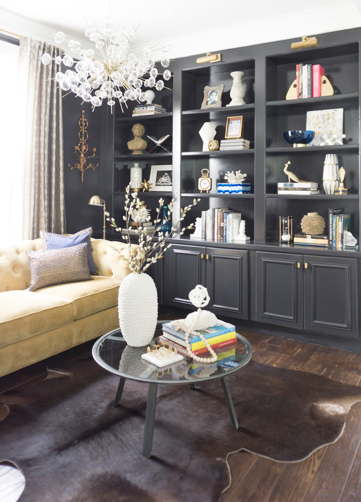 Пример оригинального дизайна: открытая гостиная комната среднего размера в стиле неоклассика (современная классика) с с книжными шкафами и полками, черными стенами, темным паркетным полом и коричневым полом без камина, телевизора