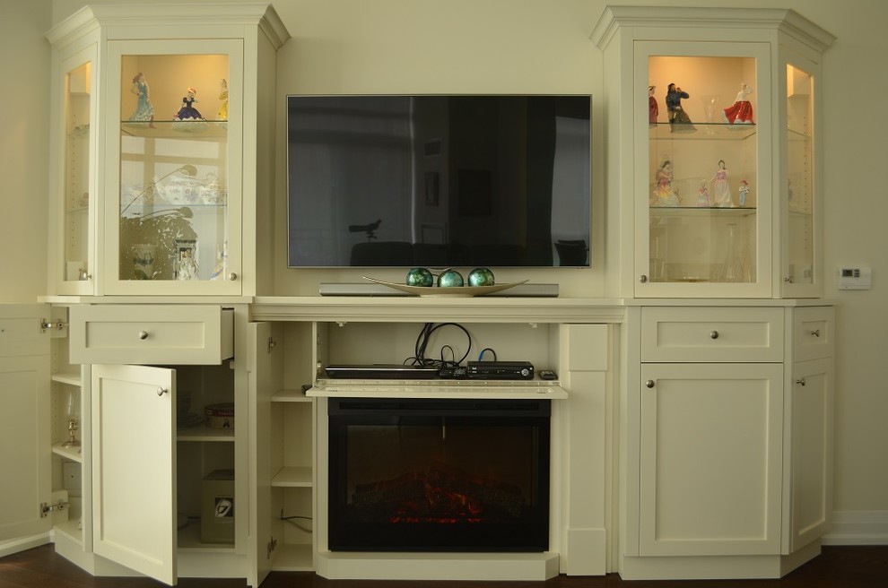 Klassisk inredning av ett mellanstort separat vardagsrum, med vita väggar, mellanmörkt trägolv, en standard öppen spis, en spiselkrans i trä och en väggmonterad TV