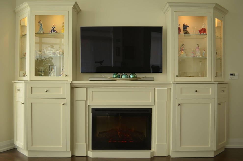 Foto di un soggiorno classico di medie dimensioni e chiuso con pareti bianche, pavimento in legno massello medio, camino classico e TV a parete