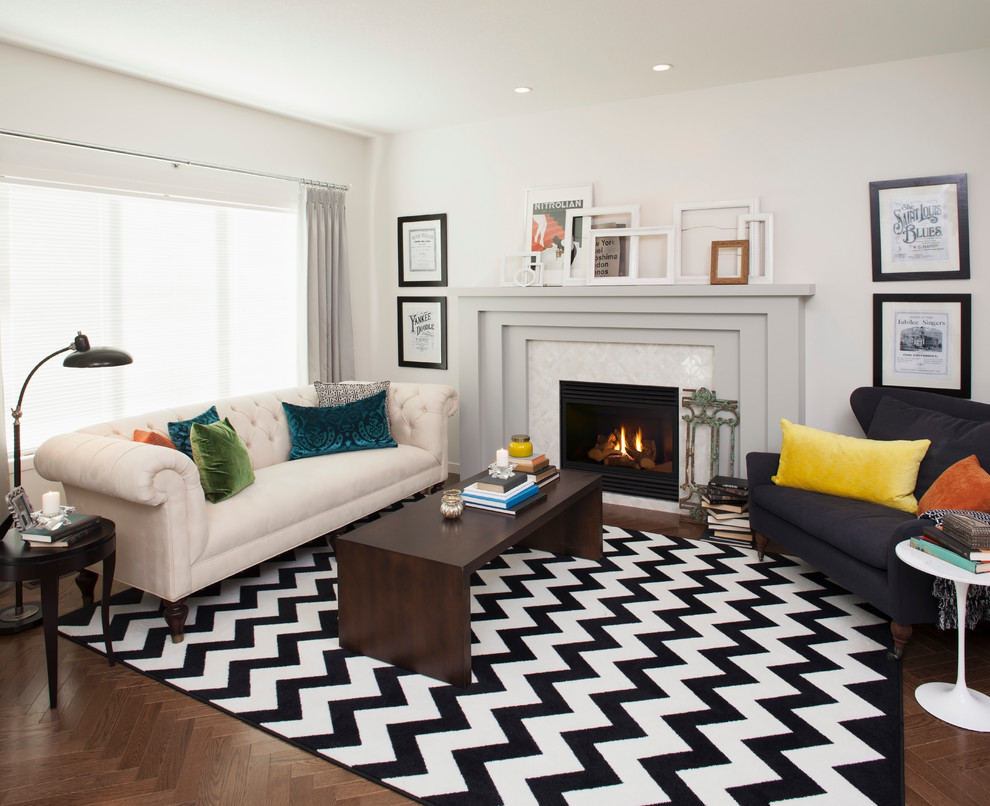 Свежая идея для дизайна: гостиная комната среднего размера в современном стиле с белыми стенами и темным паркетным полом без телевизора - отличное фото интерьера