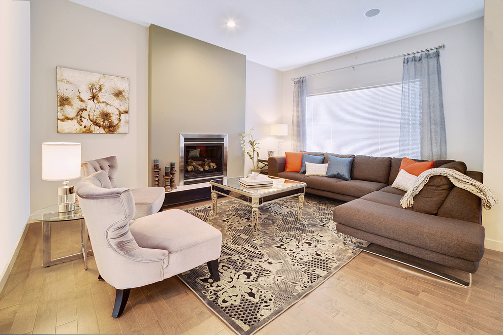 Источник вдохновения для домашнего уюта: гостиная комната в современном стиле с стандартным камином и красивыми шторами