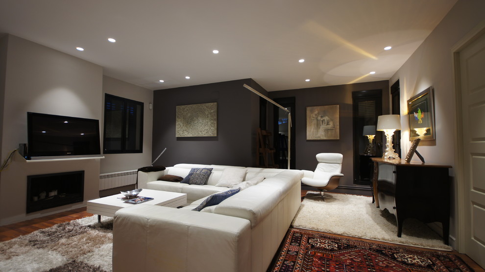 Foto de salón para visitas cerrado contemporáneo grande con paredes grises y televisor colgado en la pared