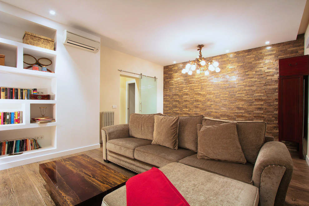 Foto de salón para visitas cerrado nórdico de tamaño medio sin chimenea con paredes multicolor, suelo de madera oscura y televisor colgado en la pared