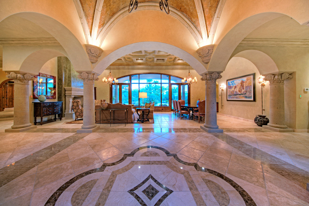 Modelo de salón abierto mediterráneo extra grande con paredes beige