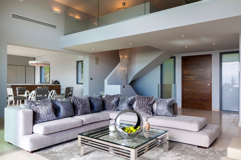 Стильный дизайн: большая открытая, парадная гостиная комната в современном стиле с серыми стенами и полом из керамической плитки без камина, телевизора - последний тренд