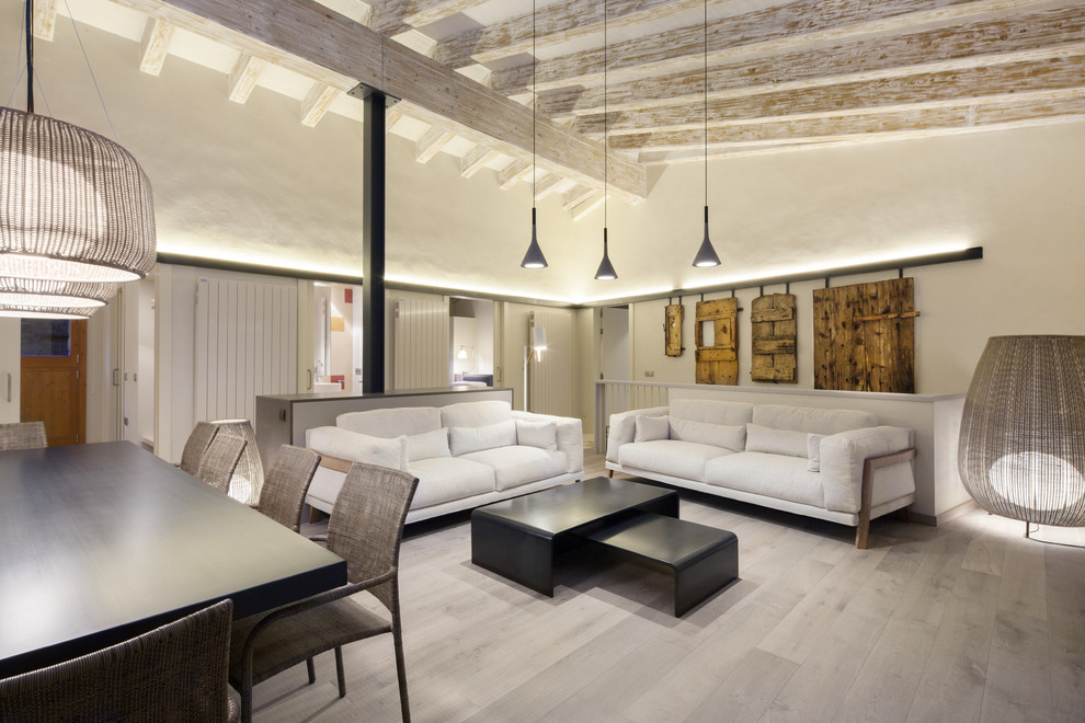Imagen de salón para visitas abierto de estilo de casa de campo grande sin chimenea y televisor con paredes blancas y suelo de madera clara
