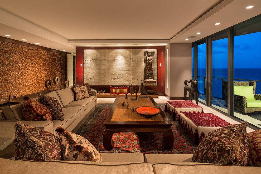 Свежая идея для дизайна: гостиная комната в восточном стиле с бежевыми стенами - отличное фото интерьера