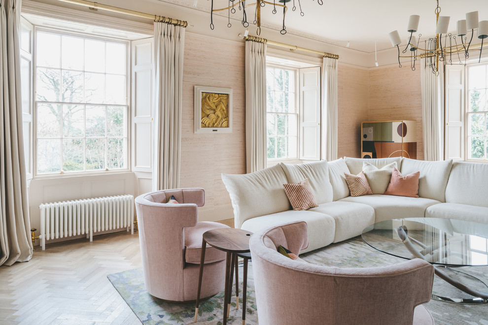 Стильный дизайн: парадная гостиная комната в стиле неоклассика (современная классика) с розовыми стенами, светлым паркетным полом, бежевым полом и красивыми шторами - последний тренд