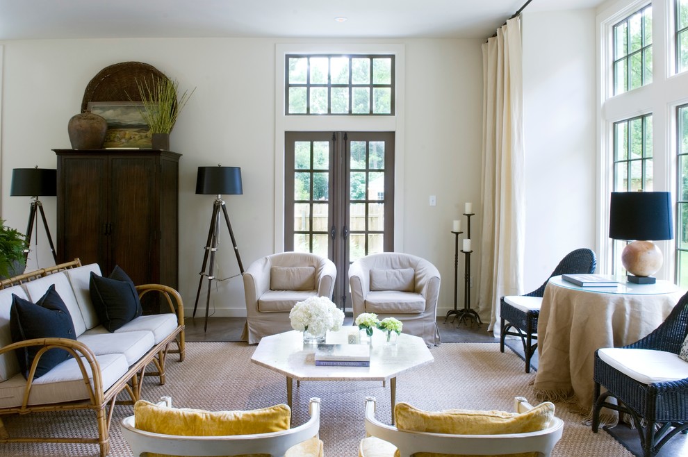 Repräsentatives Klassisches Wohnzimmer mit weißer Wandfarbe in Sonstige