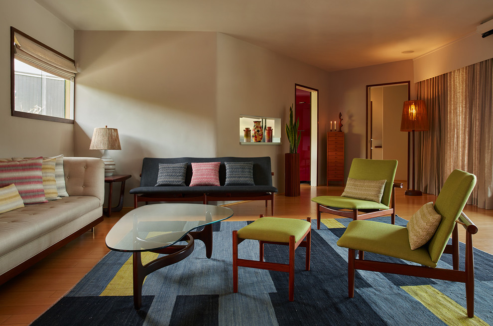 Offenes Retro Wohnzimmer mit beiger Wandfarbe und Bambusparkett in Los Angeles