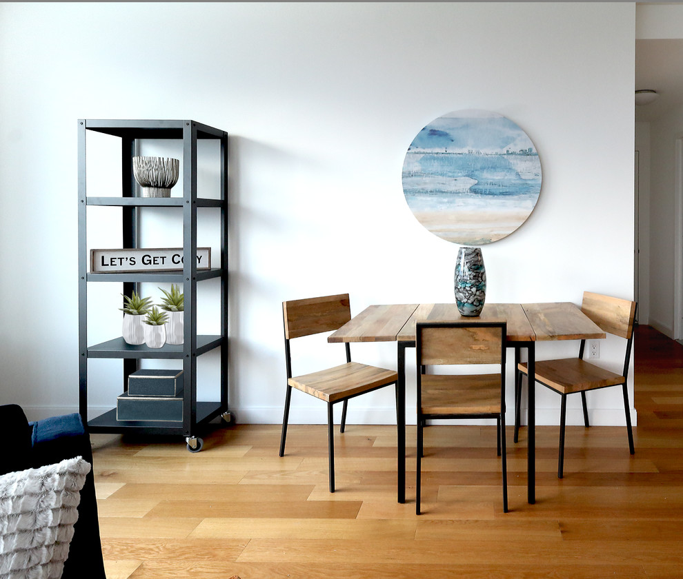 Idee per una grande sala da pranzo design con pareti bianche, pavimento in legno massello medio e pavimento marrone