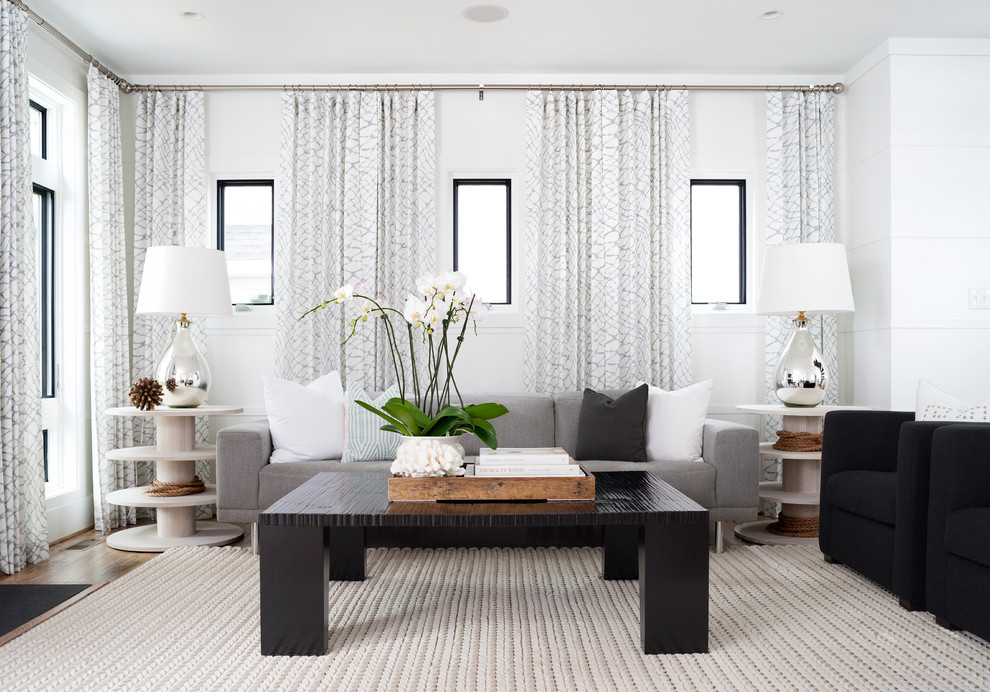 Идея дизайна: гостиная комната в морском стиле с белыми стенами и темным паркетным полом