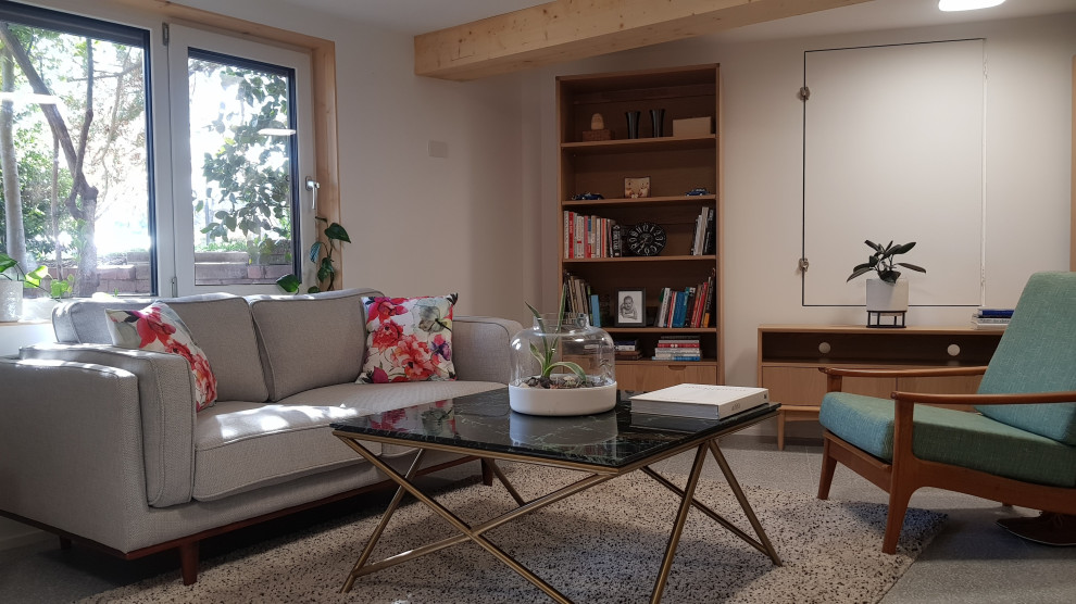 Идея дизайна: изолированная гостиная комната среднего размера в скандинавском стиле с белыми стенами, полом из керамогранита, телевизором на стене, серым полом и деревянными стенами без камина