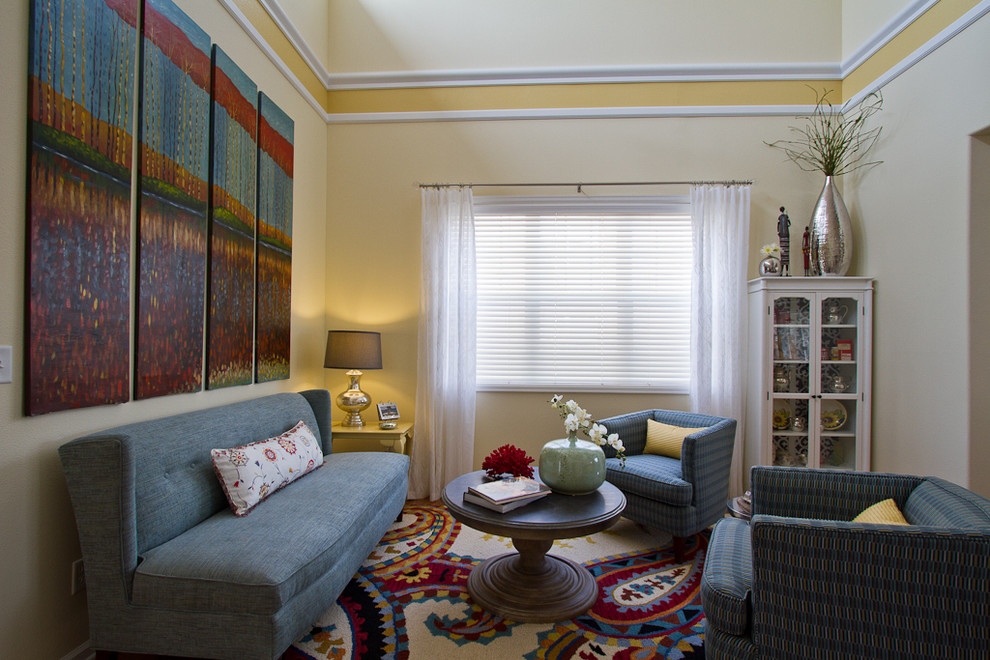 Großes, Fernseherloses, Offenes Maritimes Wohnzimmer ohne Kamin mit gelber Wandfarbe, braunem Holzboden und braunem Boden in Denver