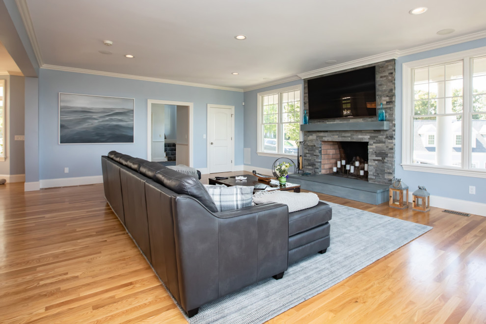 Foto på ett stort funkis separat vardagsrum, med en hemmabar, grå väggar, mellanmörkt trägolv, en standard öppen spis, en väggmonterad TV och brunt golv