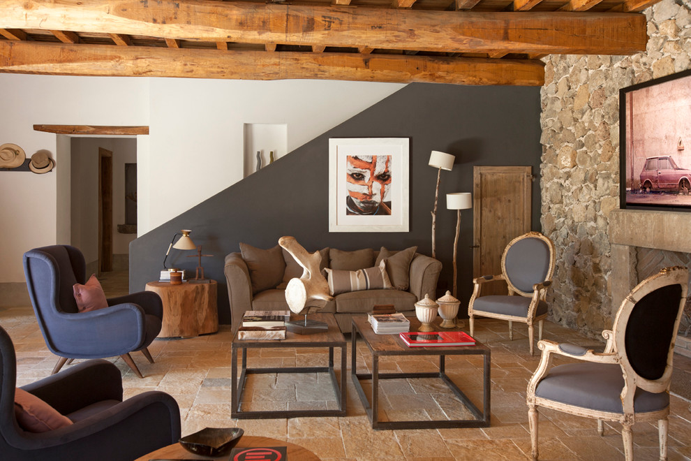 Foto di un soggiorno eclettico con sala formale, pareti bianche, camino classico e cornice del camino in pietra