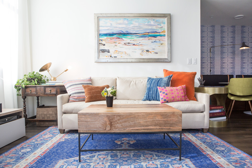Offenes Modernes Wohnzimmer mit weißer Wandfarbe und braunem Boden in Denver