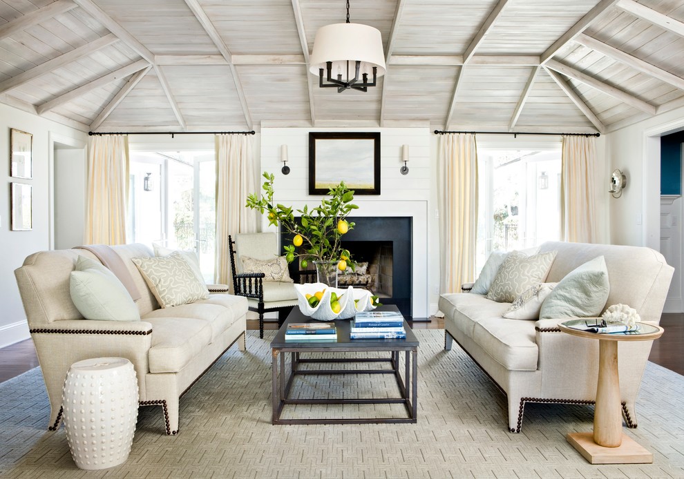 Idee per un soggiorno stile marino di medie dimensioni con sala formale, pareti beige, parquet chiaro, camino classico e cornice del camino in metallo