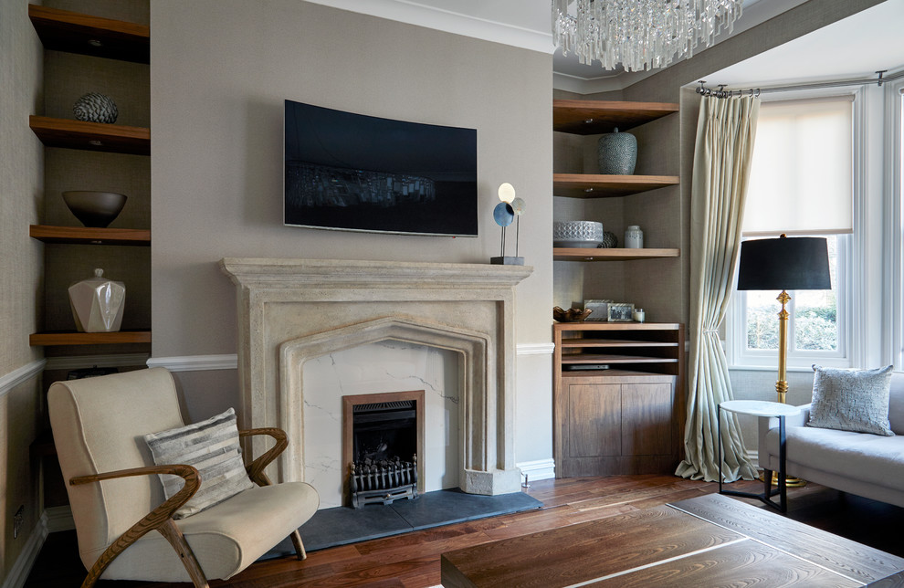 Exempel på ett mellanstort modernt separat vardagsrum, med beige väggar, mörkt trägolv, en standard öppen spis, en spiselkrans i sten, en väggmonterad TV och brunt golv