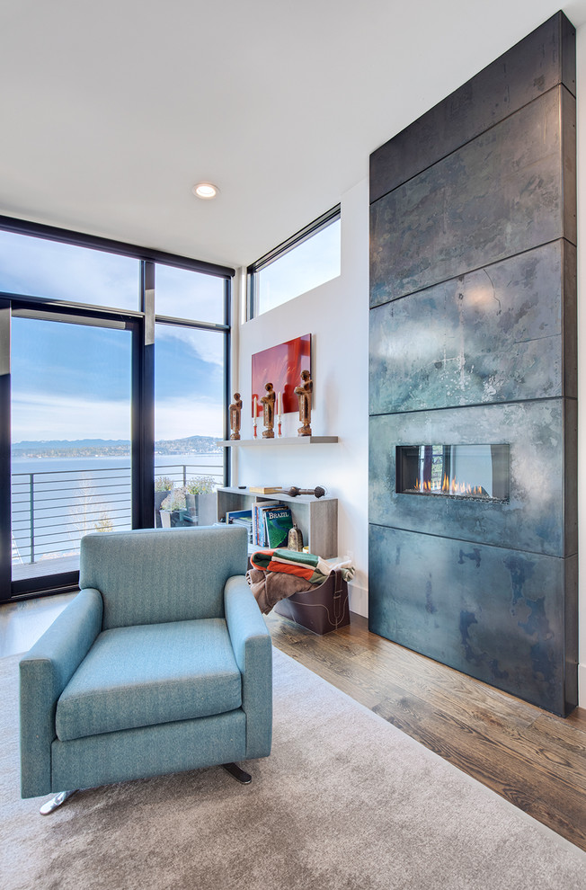 Großes, Offenes Modernes Wohnzimmer mit Hängekamin und Kaminumrandung aus Metall in Seattle
