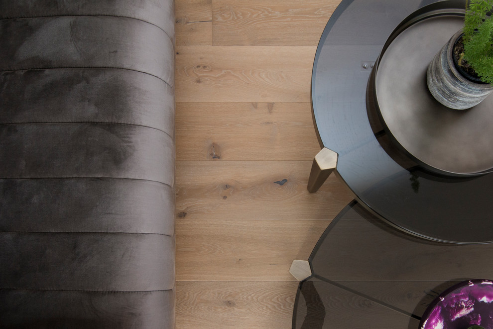 Mittelgroßes, Repräsentatives, Fernseherloses, Offenes Stilmix Wohnzimmer ohne Kamin mit hellem Holzboden, beigem Boden und lila Wandfarbe in Auckland